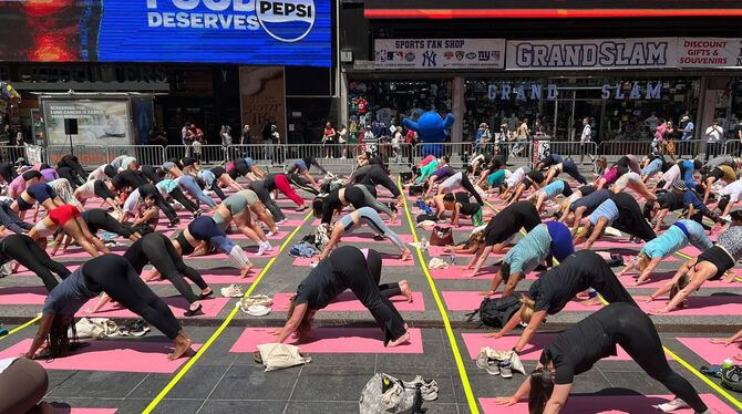 Massen-Yoga auf New Yorks Times Square