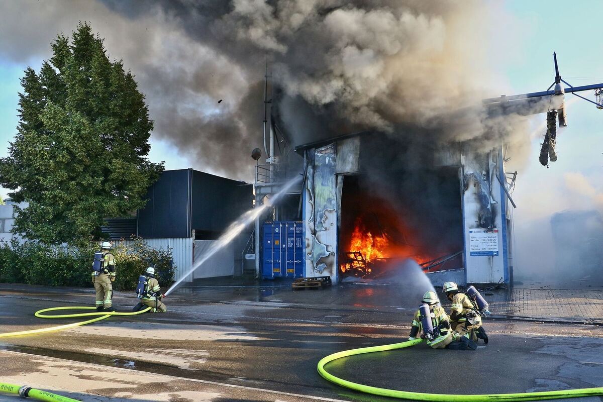 Millionenschaden nach Brand auf Firmengelände Millionenschaden nach Brand auf Firmengelände