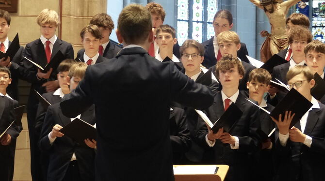 Die Dresdner Kapellknaben mit Chorleiter Christian J. Bonath in Bad Urach.