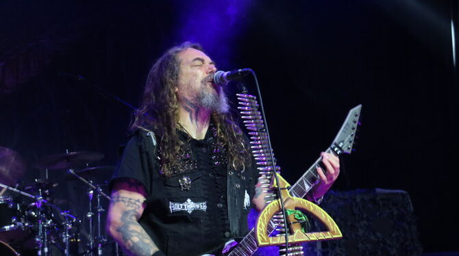 Metal-Ekstase mit Patronengurt: Max Cavalera von Soulfly bringt die Menge im Sudhaus zum Hüpfen.
