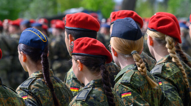 aht, lah, Bundeswehr, Verteidigung Soldatinnen und Soldaten der Bundeswehr. Während junge Männer früher zum Wehrdienst eingezogen wurden, war und ist er für Frauen