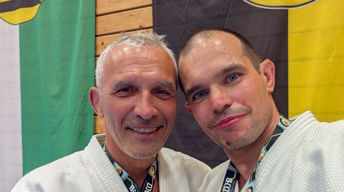 Präsentieren ihre Goldmedaillen: Frank Brodocz (links) und Botond Draskoczy.  FOTO: VEREIN