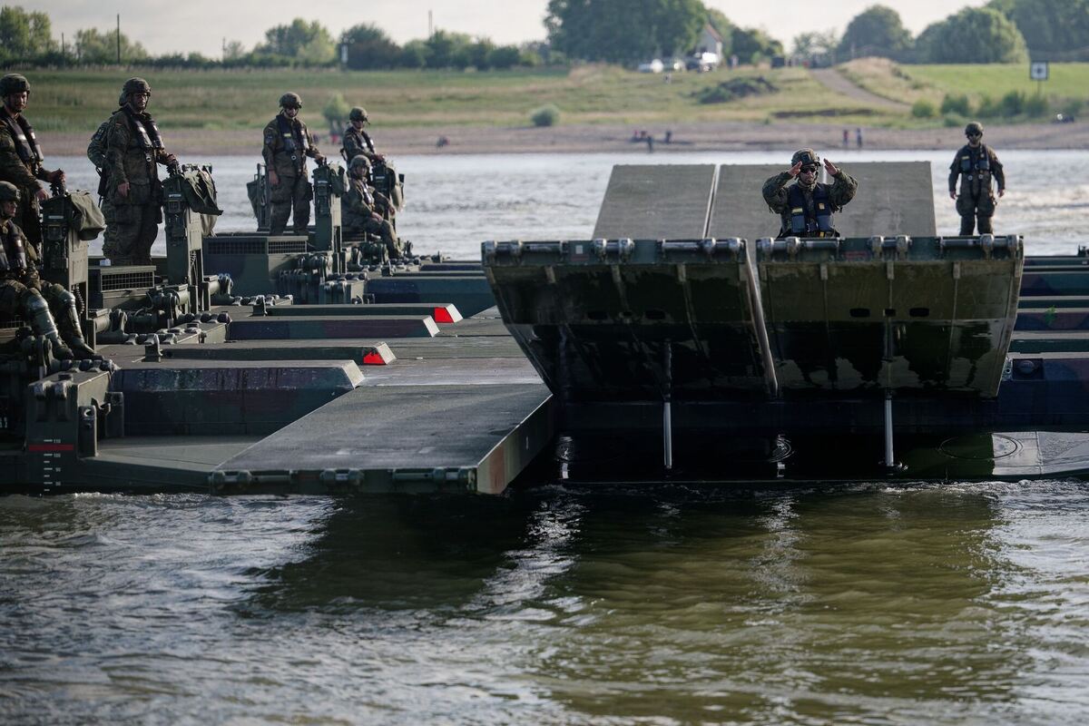 Ganztägige Militärübung zur Überquerung des Rheins Ganztägige Militärübung zur Überquerung des Rheins