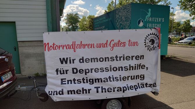 Der Begleitanhänger erklärte die Motorrad-Demo.