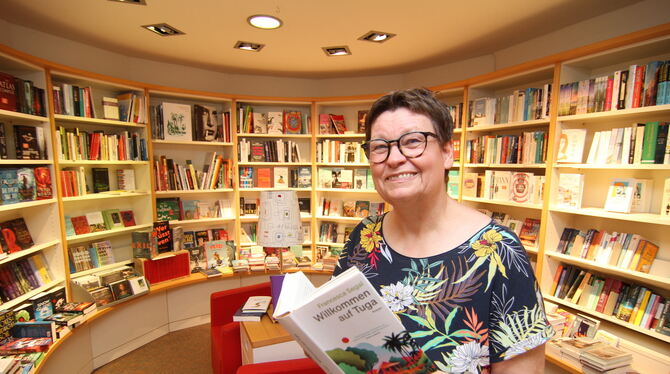 Die Herrin über unzählige kleine Fluchten: Sabine Hunzinger in ihrem Laden, der Buchhandlung am Marktplatz. Der hat sich  - gena