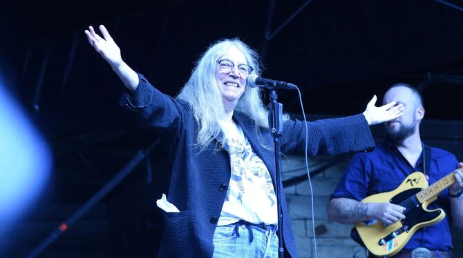 Strahlend umarmt Patti Smith ihr Publikum. Vom ersten bis zum letzten Moment des rund 100-minütigen Auftritts mit Sohn Jackson u