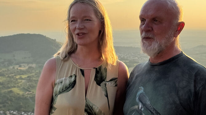 Dietmar Nill mit Ministerin Thekla Walker auf der Sonnenterrasse des Hohenneuffen. FOTO: RUOF Dietmar Nill mit Ministerin Thekla Walker auf der Sonnenterrasse des Hohenneuffen. FOTO: RUOF