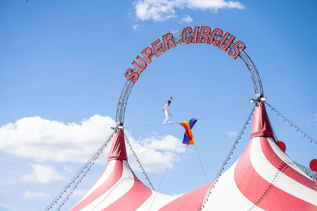 Zirkus Charles Knie hisst Regenbogenfahne aus Protest Zirkus Charles Knie hisst Regenbogenfahne aus Protest