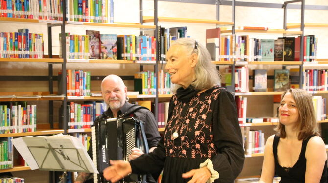 Schauspielerin Blanche Kommerell (stehend), Sängerin Sophia Brickwell und Akkordeonist Dirk Rave gestalteten einen stimmungsvoll