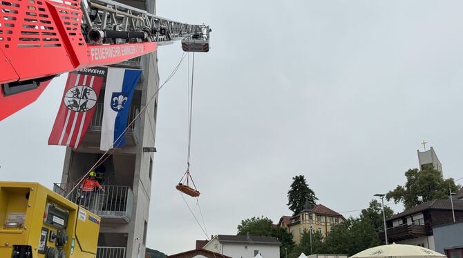 Die Feuerwehr stellte mit spektakulären Übungen ihr Können unter Beweis. FOTOS: RUOF Die Feuerwehr stellte mit spektakulären Übungen ihr Können unter Beweis. FOTOS: RUOF