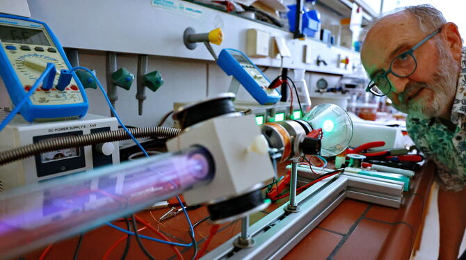 Ein Elektronenmikroskop für den Unterricht: der ehrenamtliche Projektbetreuer Wolfgang Nisch führt ihn vor.