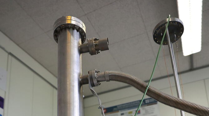 In dem  Edelstahl wird Weltraumatmosphäre simuliert. Beim Experiment geht es um »ein gepulstes Plasmatriebwerk«.