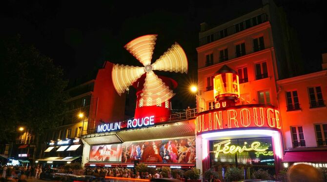 Flügel der Windmühle des Moulin Rouge drehen sich wieder