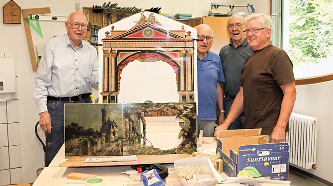 Otto-Peter Claus, Reinhold Maier, Rolf Nothdurft und Dietmar von Hantelmann  (von links) arbeiten derzeit in der  Holzwerkstatt