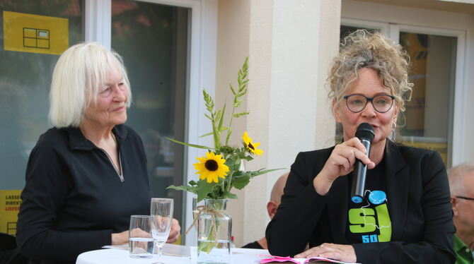 St.Johann Jubiläum Ausstellungseröffnung Freya Fischer (links) und Susanne Wahl bei der Eröffnung der Jubiläumsausstellung im Rathaus. Die Lonsinger Künstlerin trägt den
