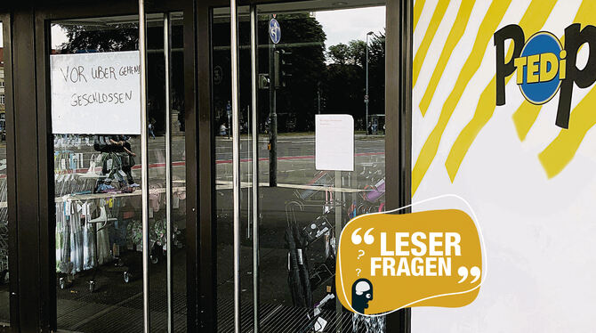 Leserfragen, Tedi, Kaufhof, Reutlingen Nur ein schlichtes und handgeschriebenes Schild an einer der Eingangstüren des früheren Reutlinger Kaufhofes weist darauf hin, d