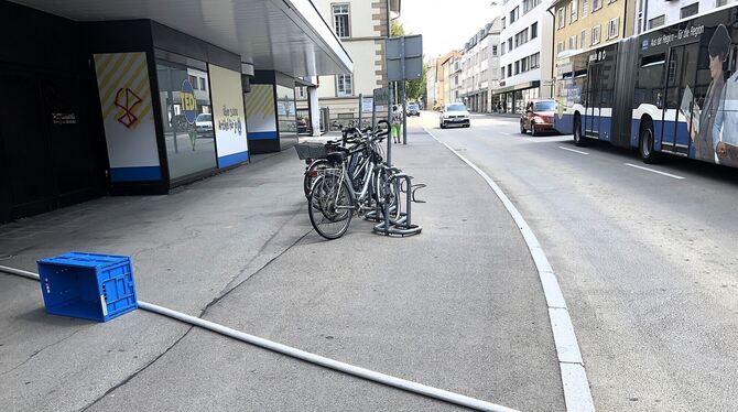 Leserfragen, Tedi, Kaufhof, Reutlingen Ein Wasserschlauch führt aus dem Kaufhof-Gebäude in den nächsten Gully. Hier rauscht und gluckst es hörbar.