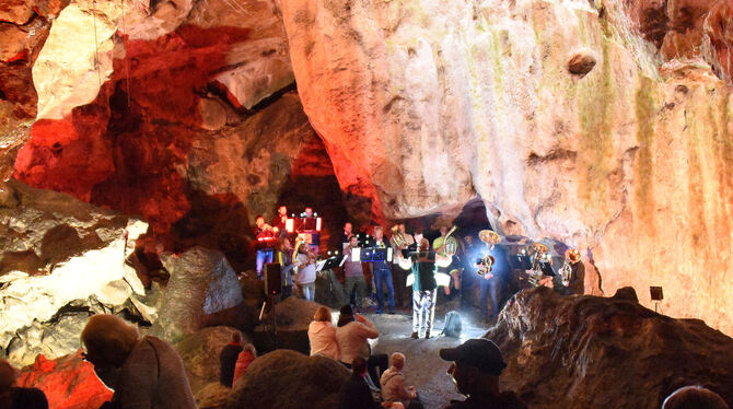 Der Posaunenchor Undingen musizierte anlässlich des Sonnenbühler Jubiläums in der Nebelhöhle.