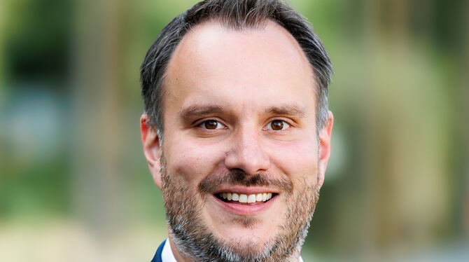 Michael Schmidt bewirbt sich fürs Bürgermeisteramt in Sonnenbühl.  FOTO: SCHUMACHER