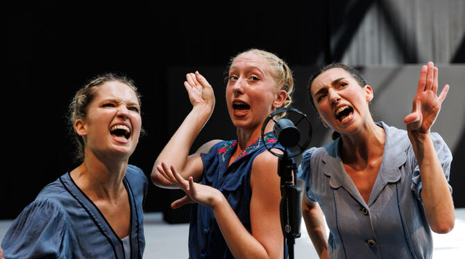 Drei wütende Bedienstete: die Gauthier Dance Juniors in »Barker« von Barak Marshall im Theaterhaus.