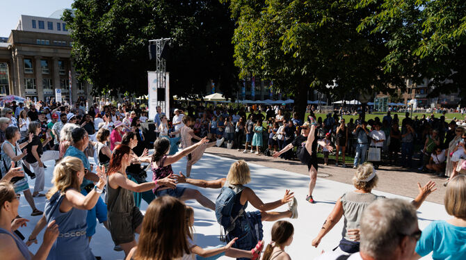 Hoch das Bein: Eric Gauthier animiert beim Colours-Playground auf dem Stuttgarter Schlossplatz zum Mitmachen.