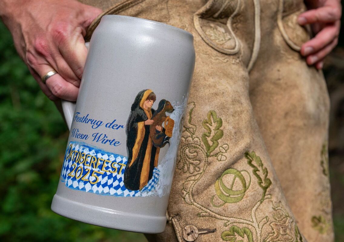 Wiesn-Wirte präsentieren ihren Oktoberfestbierkrug 2025 Wiesn-Wirte präsentieren ihren Oktoberfestbierkrug 2025