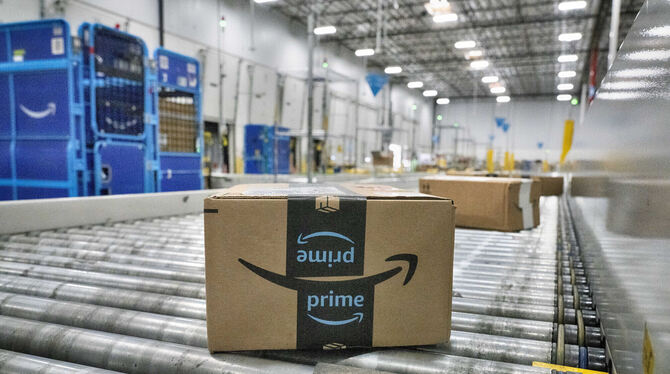 Ein Amazon-Paket bewegt sich auf einem Förderband. Im Uracher Teilort Hengen kocht bei manchen Bürgern die Angst vor dem dort ge