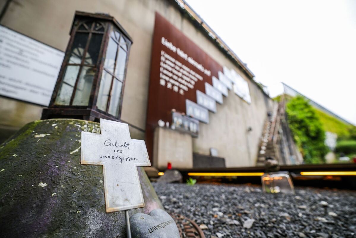 Vor 15 Jahren: Massenpanik bei der Love Parade mit 21 Toten Vor 15 Jahren: Massenpanik bei der Love Parade mit 21 Toten