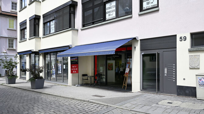 »Wir sind da«, steht auf der Tafel unter dem Netzwerk-Kultur-Logo am Eingang zum Artspace in der Metzgerstraße 59. Das gilt nun