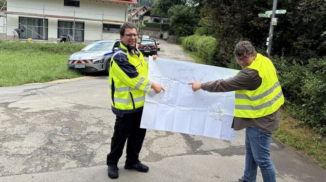 Martin Muhr von Netze BW (links) und Marcus Friedrich, Leiter des Tiefbauamts bei der Stadt Münsingen, wollen die Baumaßnahmen i