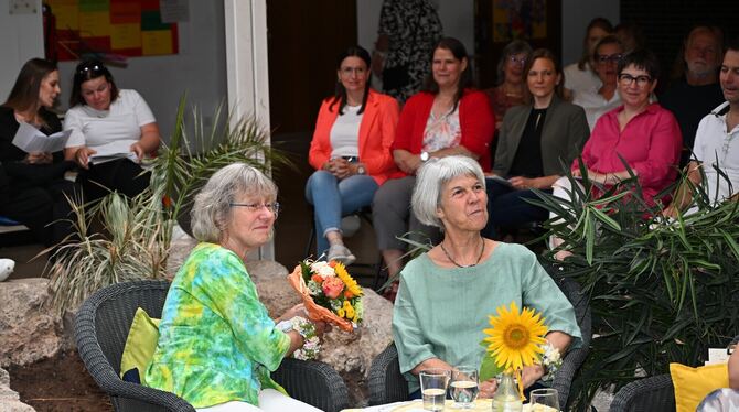 Pfullingen, Burgwegschule, Verabschiedung Im bequemen Sesseln verfolgten Heidrun Schmid-Salzer (links) und ihre Stellvertreterin Ulrike Lumpp die Lobesreden auf das schei