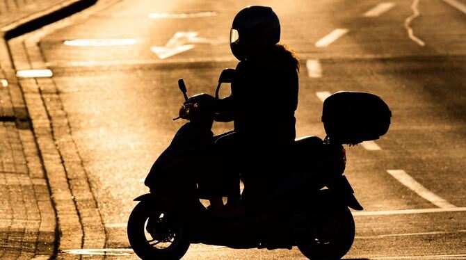 Motorroller im Gegenlicht