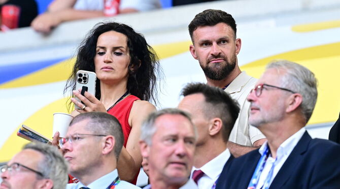 Die frühere Nationalspielerin Lira Alushi mit Ehemann Enis Alushi, einem früheren Profi. FOTO: GROOTHUIS/WITTERS Die frühere Nationalspielerin Lira Alushi mit Ehemann Enis Alushi, einem früheren Profi. FOTO: GROOTHUIS/WITTERS