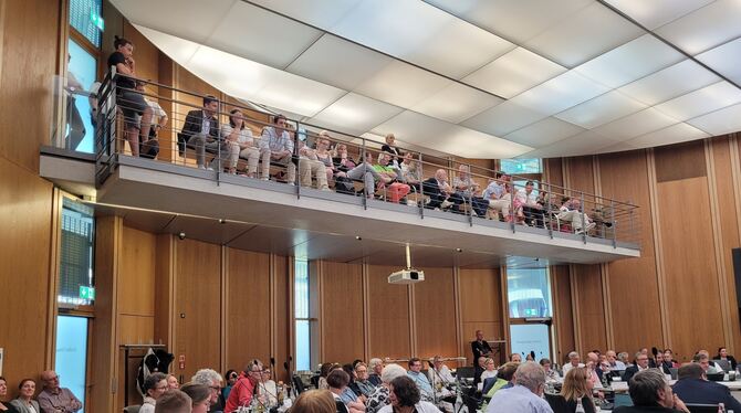 Vollbesetzt waren die Reihen bei der Sitzung des Kreistags, in der ein neuer Landrat gewählt wurde. Auch dieses große Interesse