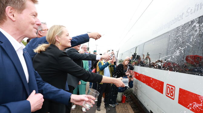 Bahnchef Richard Lutz und Politiker von Stadt, Land und Bund taufen den ICE mit Lauterwasser.