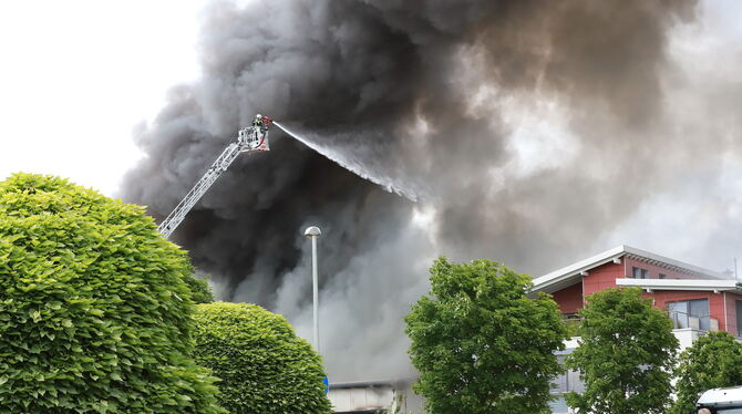 2023-07-29 Großbrand Walddorfhäslach, Firma Steinhart, schwarzer Rauch, Feuerwehr Beim Großbrand in der Lagerhalle des Bauunternehmens Max Steinhart GmbH in Walddorfhäslach Ende Juli 2023 war die schwarze Rauc