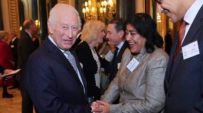 Gurinder Chadha (2.v.r) und König Charles III. Gurinder Chadha (2.v.r) und König Charles III.