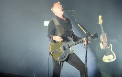 Typische Pose: Josh Homme mit den Queens of the Stone Age auf »The End Is Nero«-Tour in der Stuttgarter Schleyerhalle.