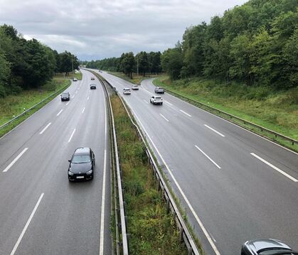 Auf diesem Streckenabschnitt der B28 will eine anonyme Gruppe Tempo 80 wegen der nahegelegenen Betzinger Flüchtlingsunterkunft.