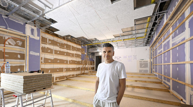 Kino Kamino; Ausbau zweiter Saal; Hasan Ugur Kamino-Geschäftsführer Hasan Ugur im Rohbau des zweiten Saals, den die Kino-Genossenschaft bis September fertigstellen möchte.