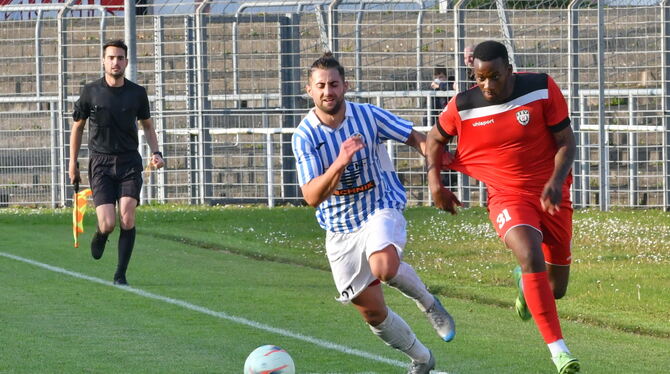 Fußball Salvatore Varese (links): Hier 2021 im Trikot des 1. CfR Pforzheim und im Duell mit SSV Reutlingens Onesi Kuengienda.