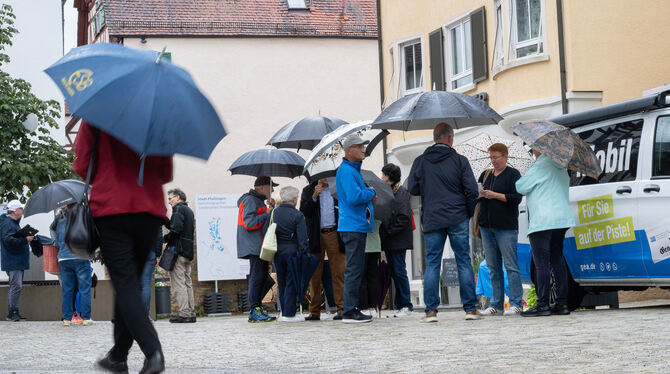Lokaltermin, Regional-Stadtbahn, Stadtbahn, Marktplatz, Umfrage, GEA-Mobil, Trasse, Interessengemeinschaft, Innenstadt, Bahntras Trotz des Regens kamen viele Pfullingerinnen und Pfullinger auf den Marktplatz, um ihre Meinung zur Regional-Stadtbahn kundzutun