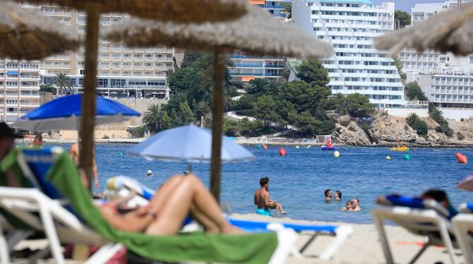 Vor der Kulisse zahlreicher Hotels entspannen Touristen am Strand Vor der Kulisse zahlreicher Hotels entspannen Touristen am Strand