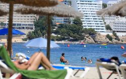 Vor der Kulisse zahlreicher Hotels entspannen Touristen am Strand