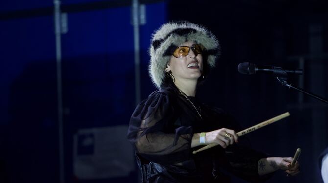 Mit Fellmütze und Schlagzeugstöcken: Mine bei ihrem Auftritt beim Hafensounds-Festival.