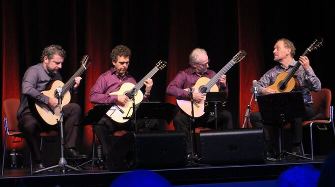 los angeles guitar quartet gitarrenfestspiele nürtingen stadthalle k3n foto akr Auftritt der Publikumslieblinge: Das Los Angeles Guitar Quartet bei der Eröffnung der Gitarrenfestspiele Nürtingen.