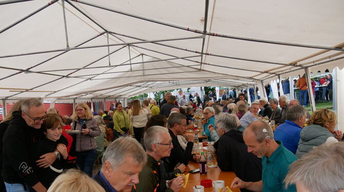 Rappelvoll war es am Sonntag beim Betzinger Jazzfrühstück - und das trotz eines Himmels in allen Grauvariationen.