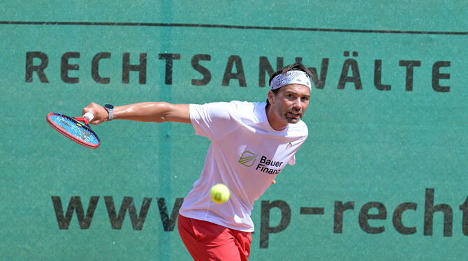 Peter Torebko muss in seiner Partie im zweiten Satz wegen einer Zerrung aufgeben.