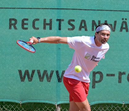 Peter Torebko muss in seiner Partie im zweiten Satz wegen einer Zerrung aufgeben.