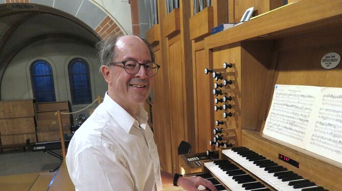 Andreas Dorfner an der Orgel der Reutlinger Sankt-Wolfgang-Kirche.
